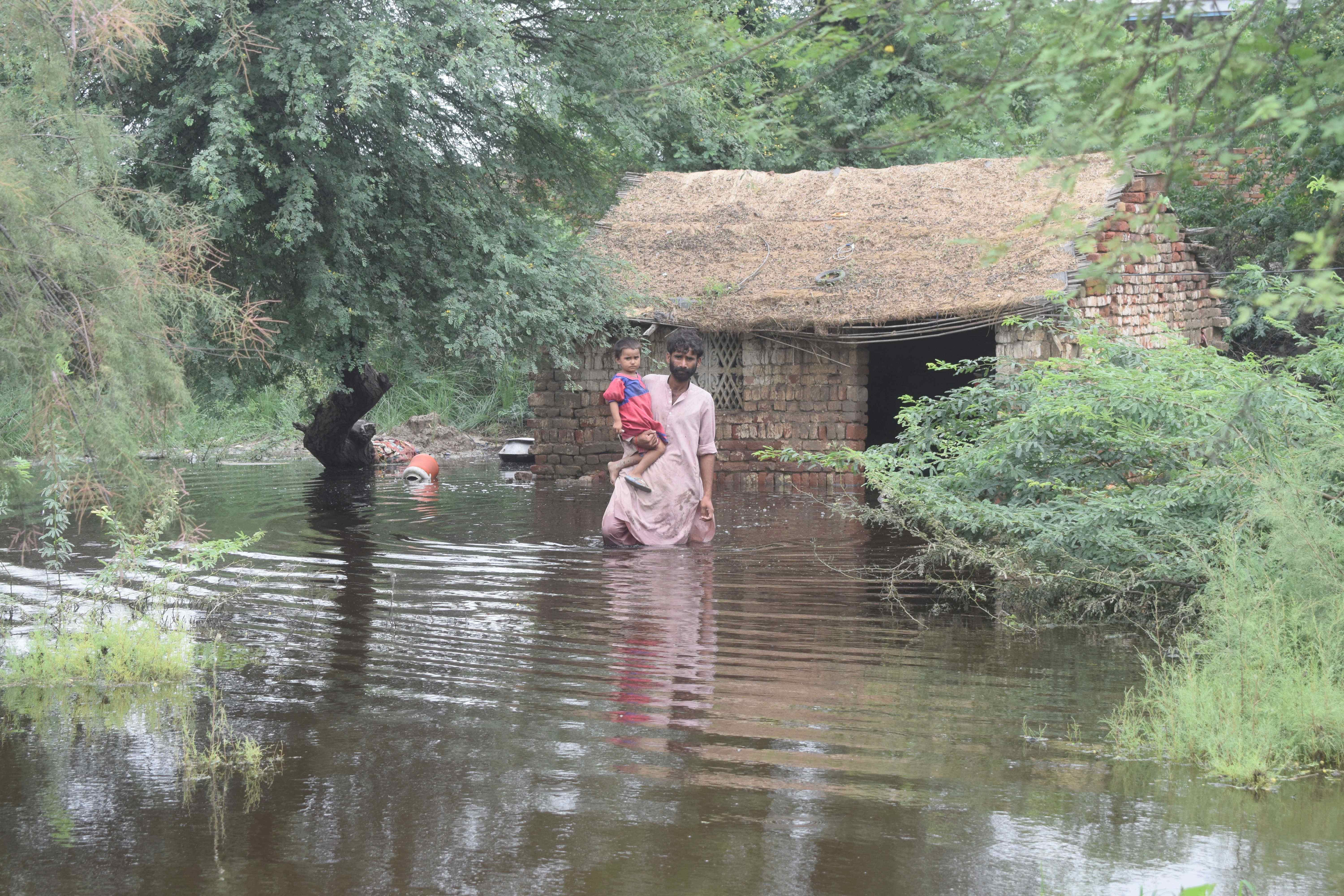 Flutopfer in Pakistan (Quelle: Kindernothilfe-Partner)